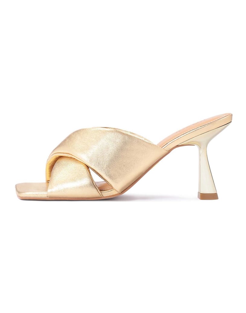 Kazar-Elegante-goldene-Pantoletten-auf-einem-A