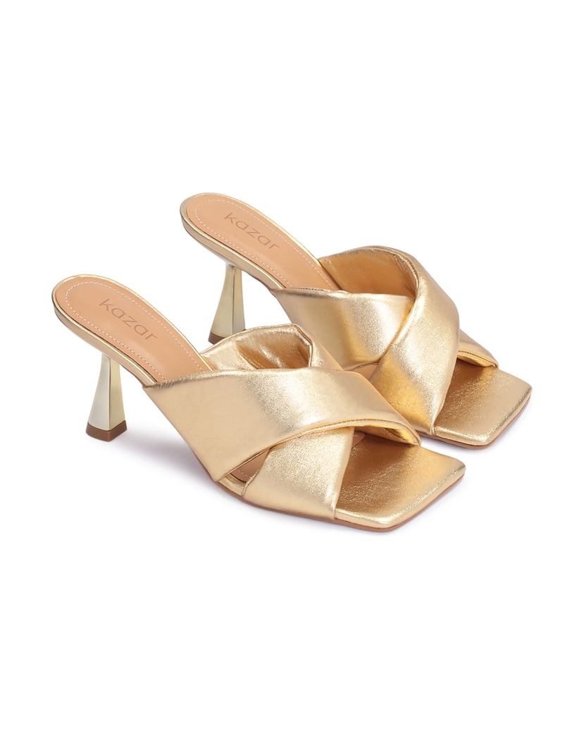 Kazar-Elegante-goldene-Pantoletten-auf-einem-A