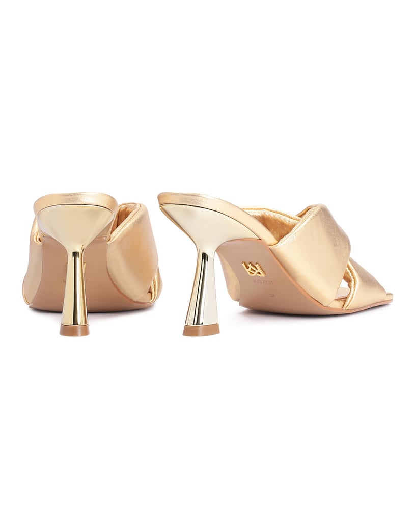 Kazar-Elegante-goldene-Pantoletten-auf-einem-A