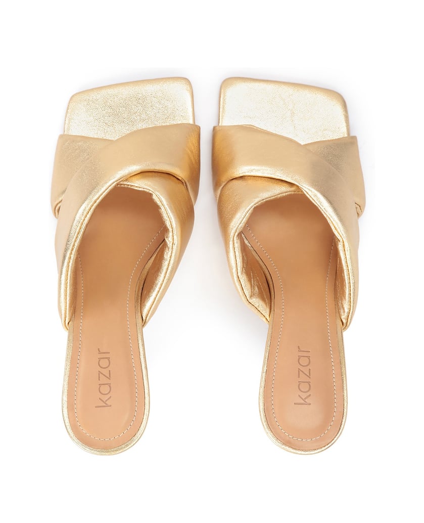 Kazar-Elegante-goldene-Pantoletten-auf-einem-A