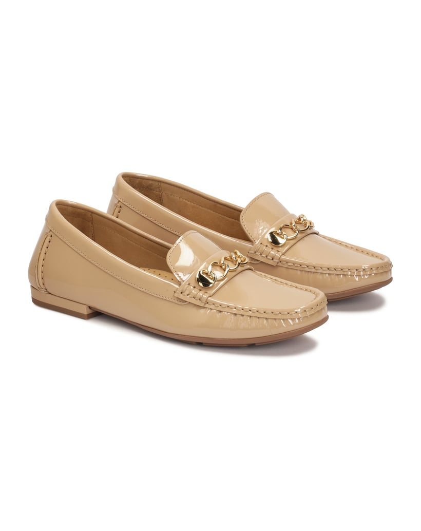 Kazar-Mokassins-aus-Lackleder-mit-Metallkette-beige