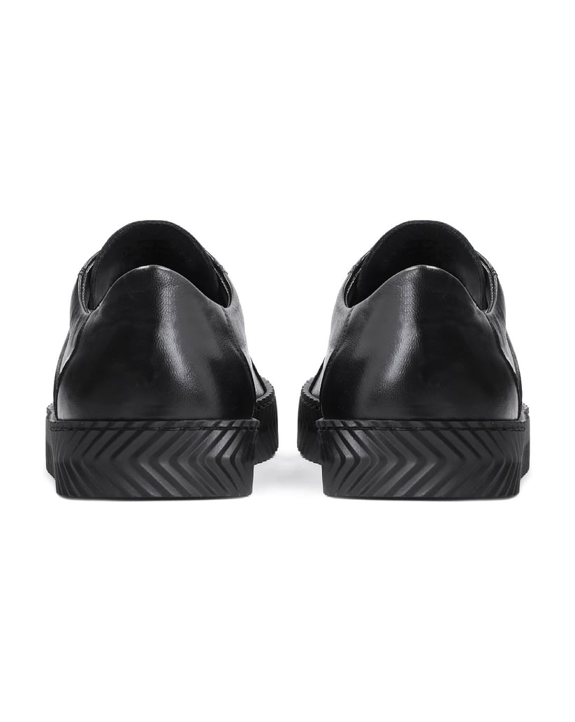 Kazar-Mens-black-leather-sneakers-on-a-perforated-sole-čierna