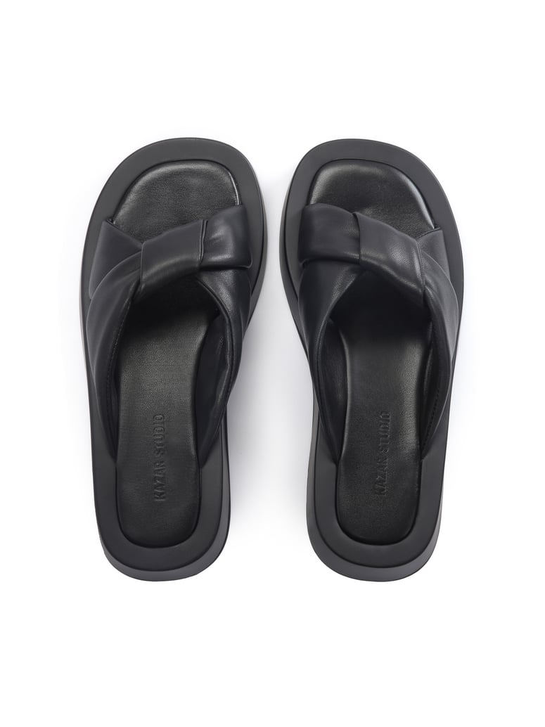 Kazar-Studio-Schwarze-Leder-Slides-auf-einem-Plateau