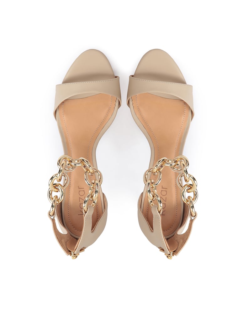 Kazar-Beigefarbene-Ledersandalen-mit-goldenem