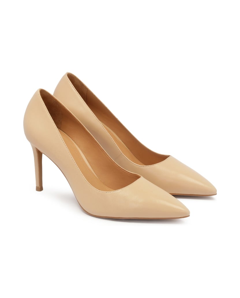 Kazar-Klassische-beigefarbene-Pumps-auf-einem-beige