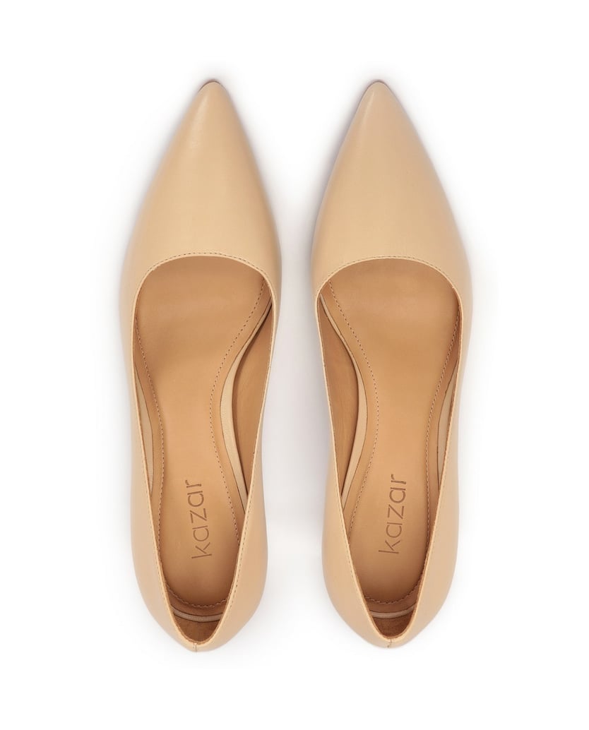 Kazar-Klassische-beigefarbene-Pumps-auf-einem-beige