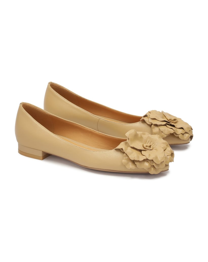 Kazar-Beige-flat-pumps-with-flower-béžová
