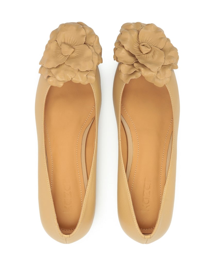 Kazar-Beige-flat-pumps-with-flower-béžová