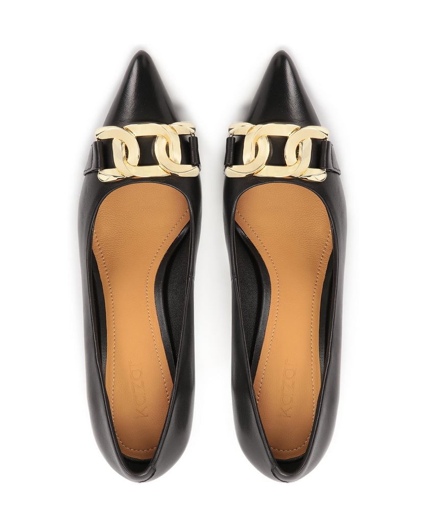 Kazar-Zeitlose-Pumps-mit-Goldverzierung-auf-der-Nase-schwarz