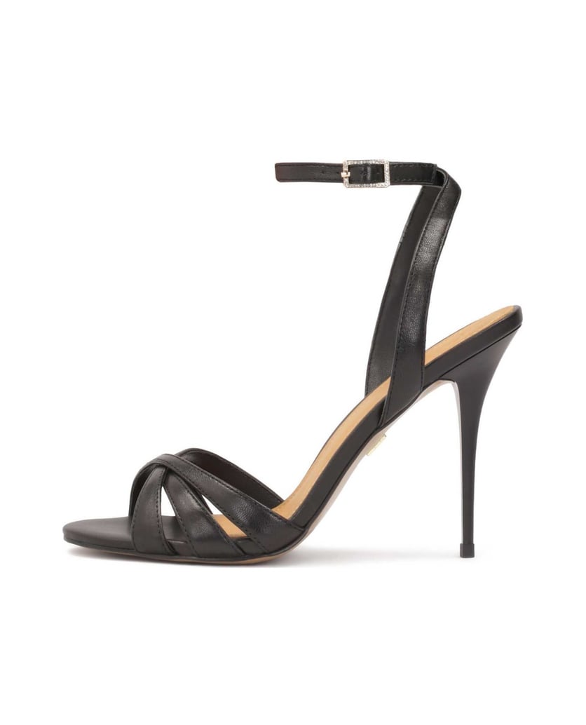 Kazar-Schwarze-Ledersandalen,-die-um-den-Knöch-schwarz