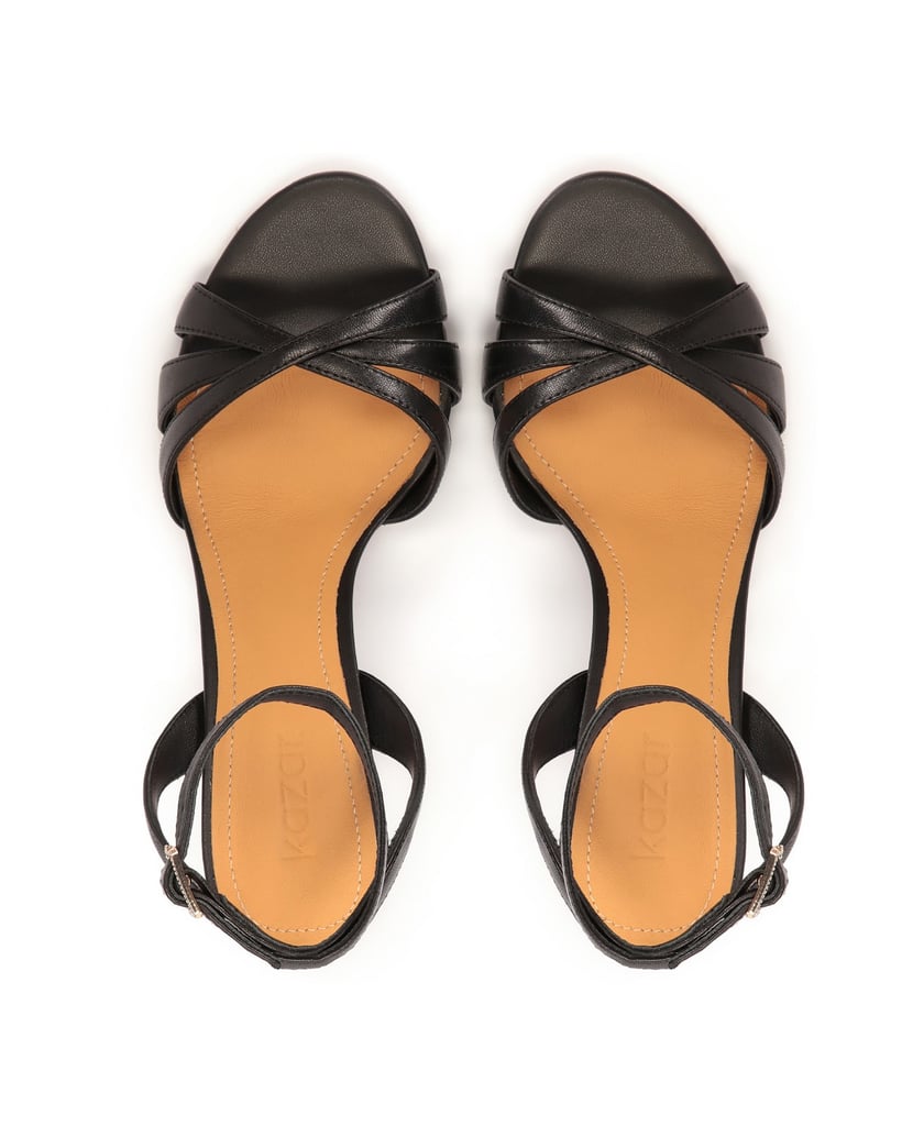 Kazar-Schwarze-Ledersandalen,-die-um-den-Knöch-schwarz