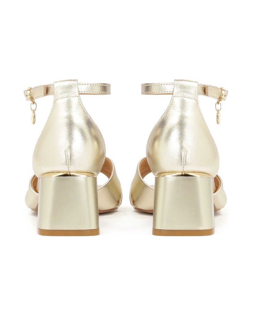 Kazar-Klassische-Sandalen-auf-einem-niedrigen-gold