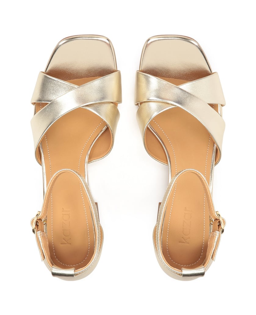 Kazar-Klassische-Sandalen-auf-einem-niedrigen-gold