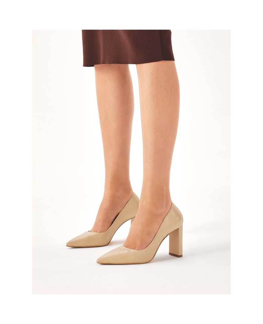 Kazar-Beigefarbene-Pumps-auf-einem-schmalen-Pf-beige