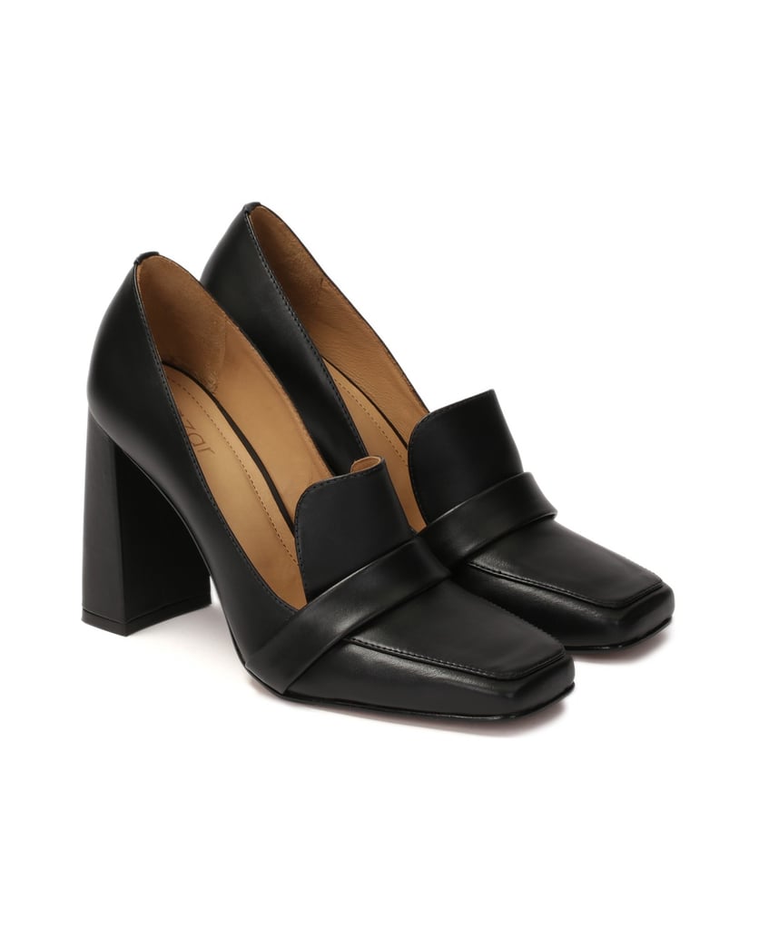 Kazar-Lords-pumpt-auf-einem-hohen-Pfosten-schwarz