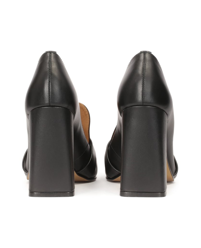 Kazar-Lords-pumpt-auf-einem-hohen-Pfosten-schwarz