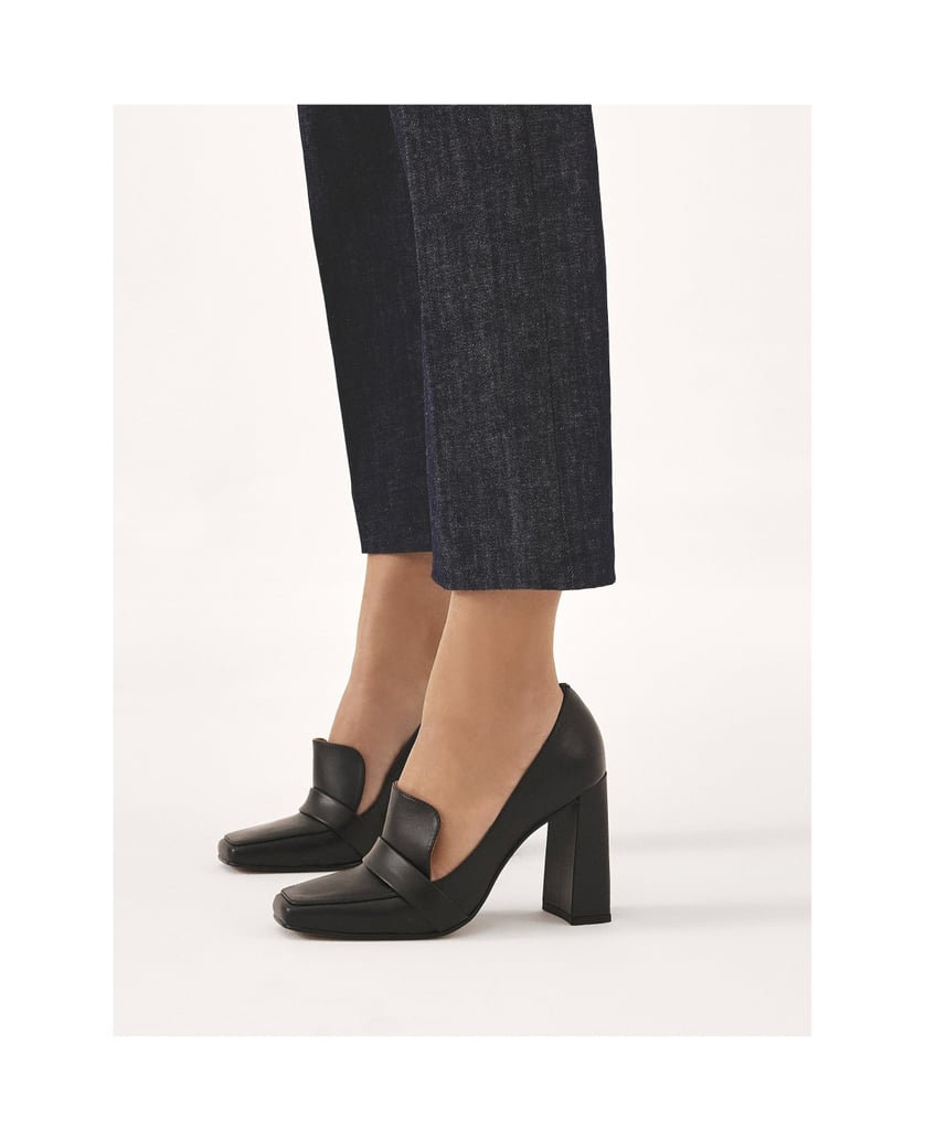 Kazar-Lords-pumpt-auf-einem-hohen-Pfosten-schwarz