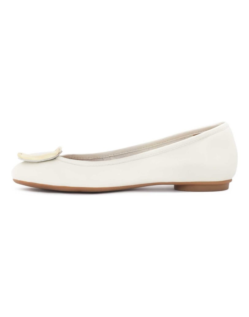 Kazar-White-leather-ballerinas-decorated-with-a-metal-brooch-biela