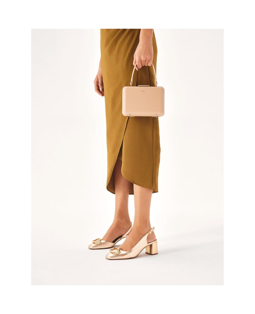 Kazar-Gold-pumps-with-open-heel-and-metal-embellishment-on-the-nose-zlatá