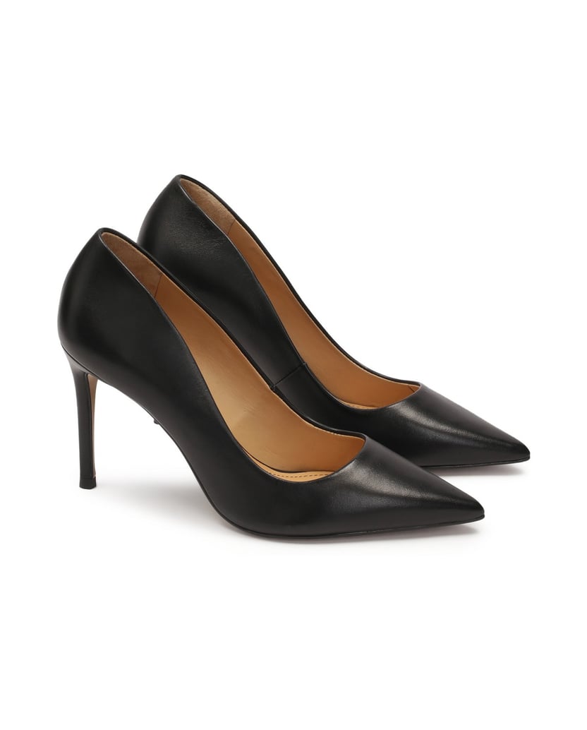 Kazar-Klassische-schwarze-Pumps-auf-einem-dünn