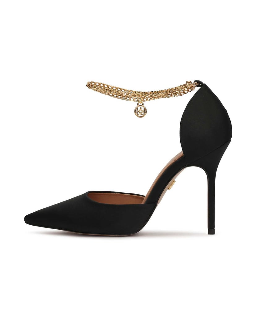 Kazar-Schwarze-Pumps-mit-Kette-um-den-Knöchel