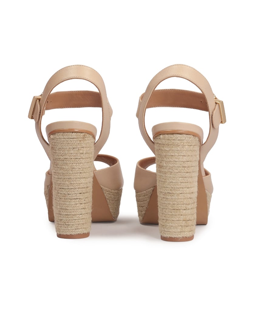 Kazar-Ledersandalen-auf-einem-Plateau