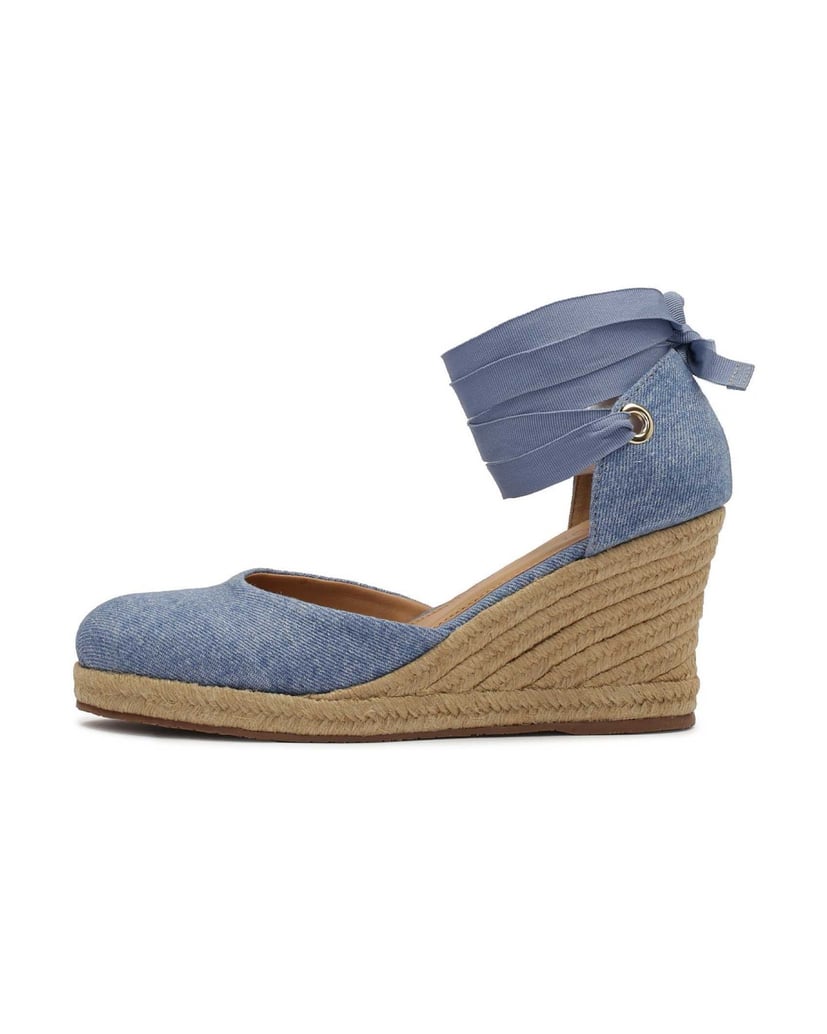 Kazar-Blaue-geknotete-Sandalen-auf-einem-Plate-blau