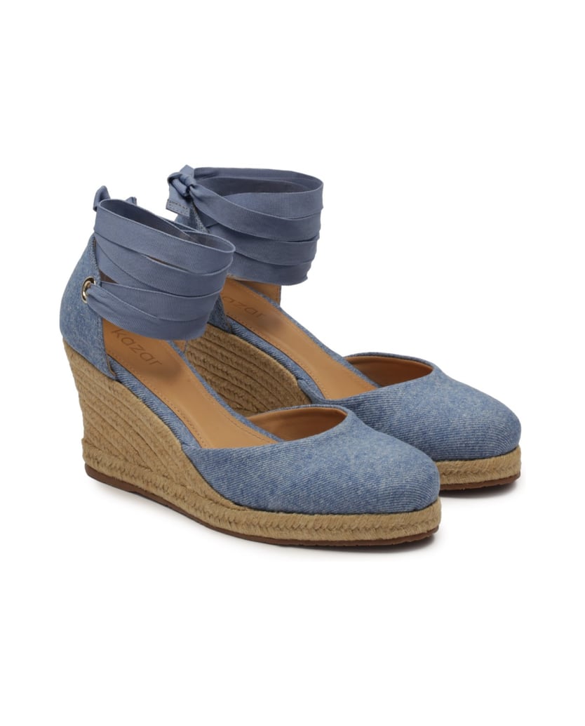 Kazar-Blaue-geknotete-Sandalen-auf-einem-Plate-blau