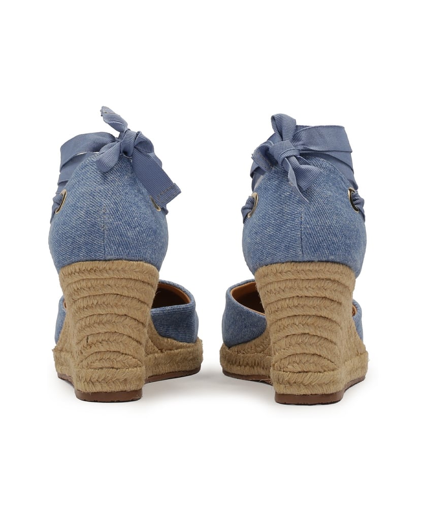 Kazar-Blaue-geknotete-Sandalen-auf-einem-Plate-blau