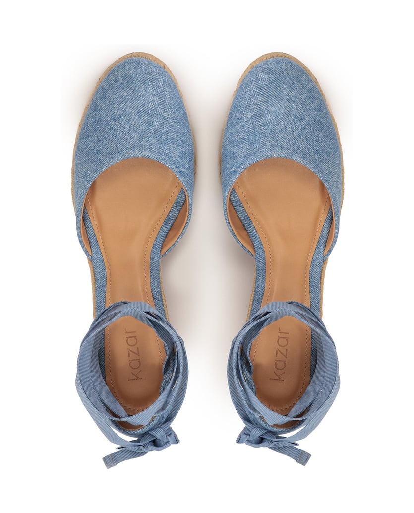 Kazar-Blaue-geknotete-Sandalen-auf-einem-Plate-blau