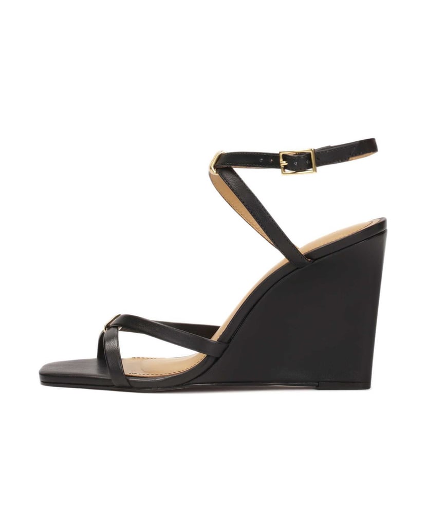 Kazar-Ledersandalen-auf-einem-Plateau-mit-gekr-schwarz