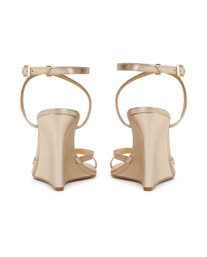 Kazar-Goldene-Sandalen-auf-einem-Plateau-gold