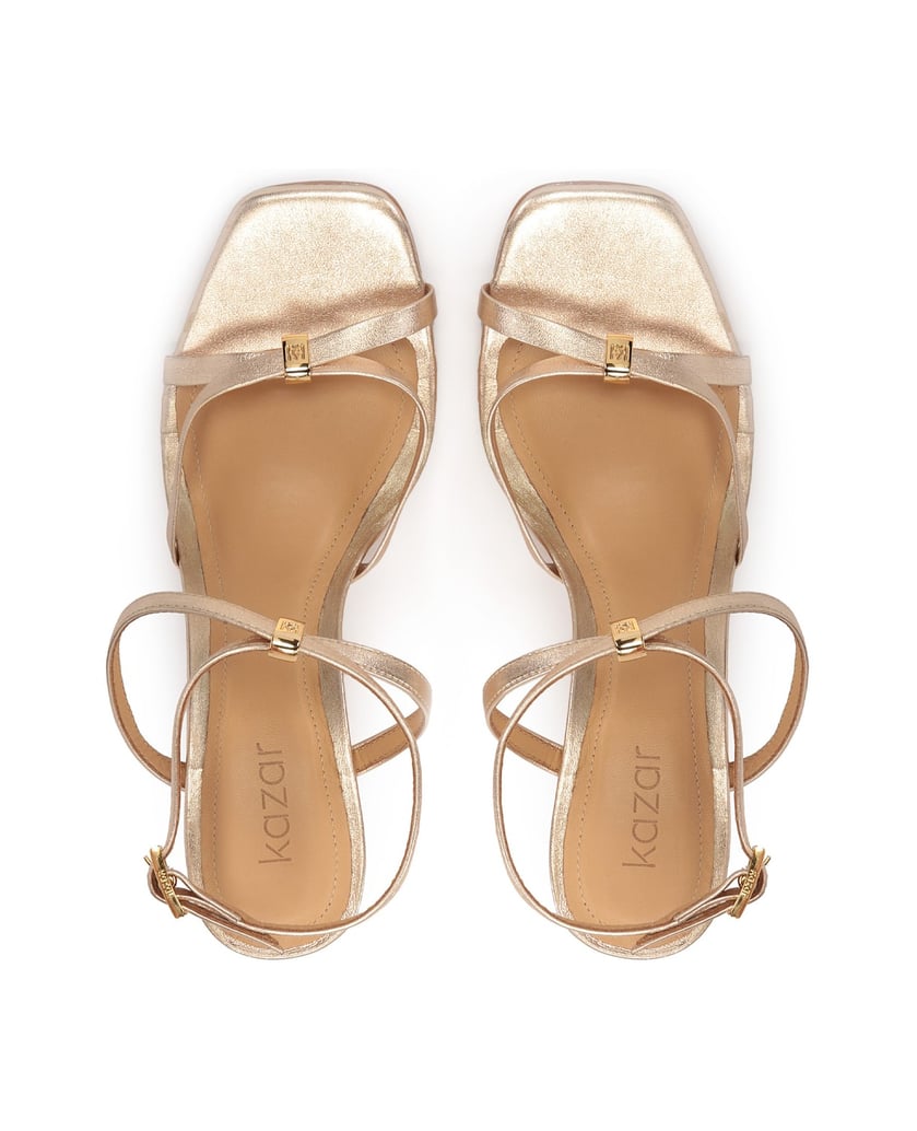 Kazar-Goldene-Sandalen-auf-einem-Plateau-gold
