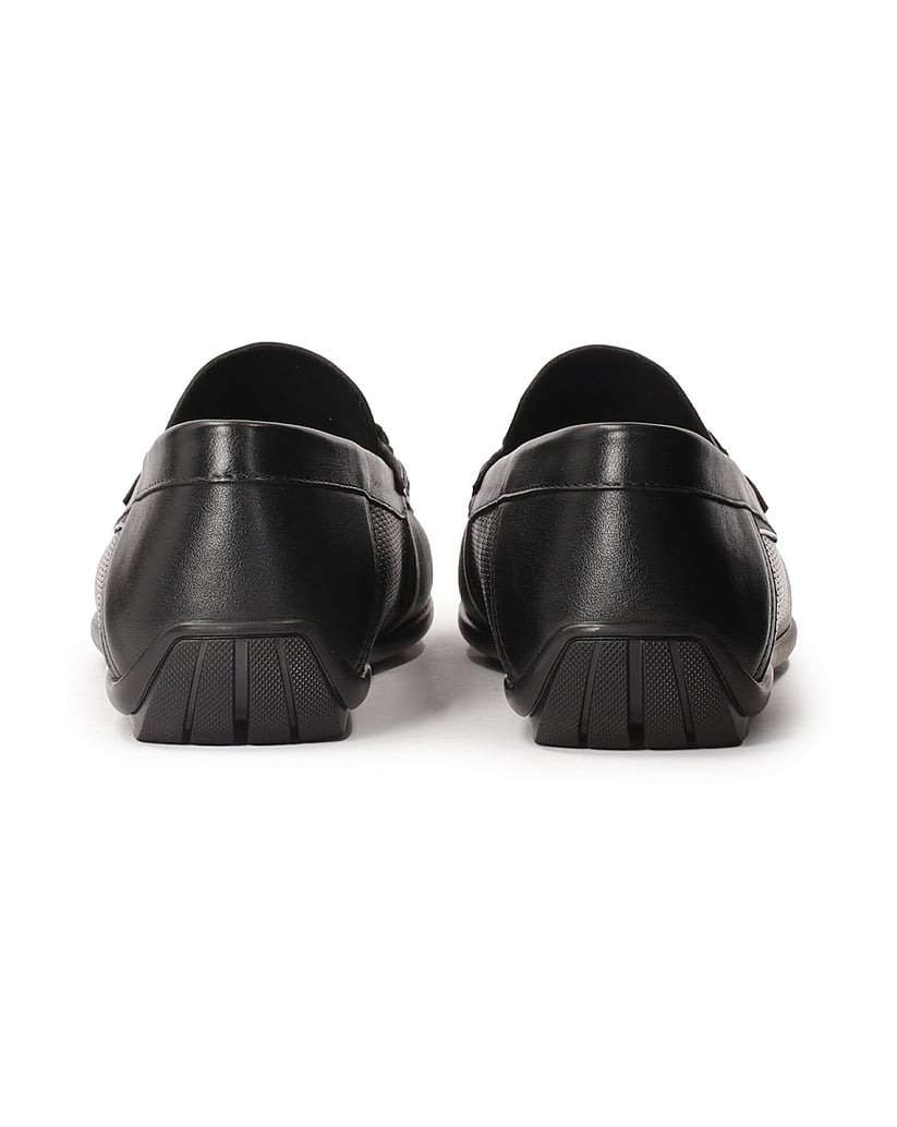 Kazar-Bequeme-schwarze-Mokassins-mit-Metallsta-schwarz