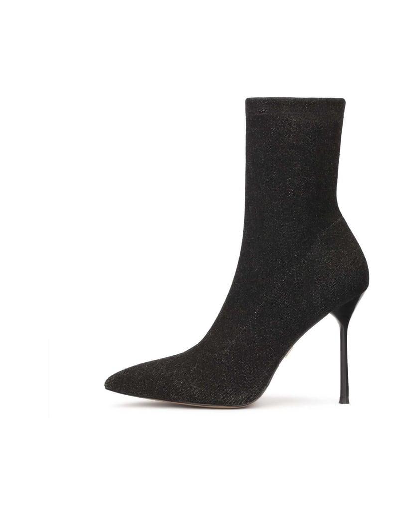 Kazar-Schwarze-Denim-Stiefel-auf-einem-dünnen-schwarz