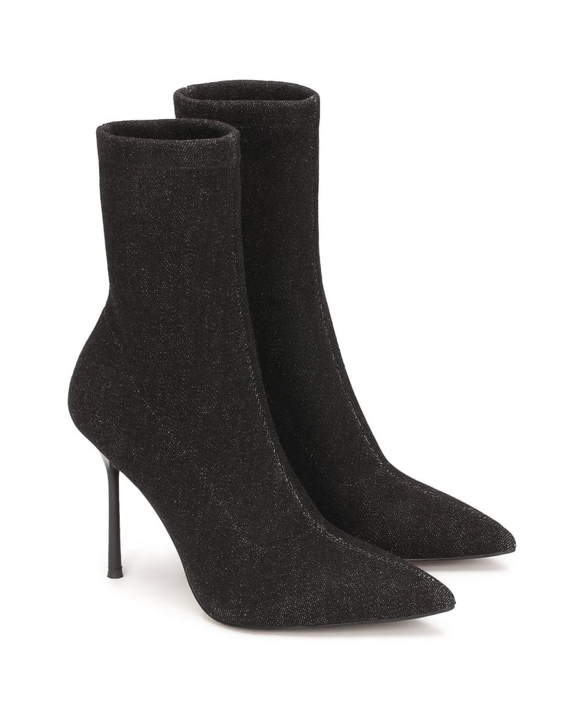 Kazar-Schwarze-Denim-Stiefel-auf-einem-dünnen-schwarz