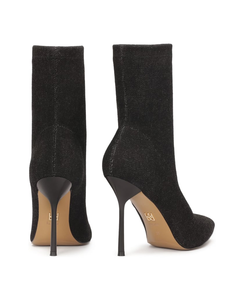 Kazar-Schwarze-Denim-Stiefel-auf-einem-dünnen-schwarz