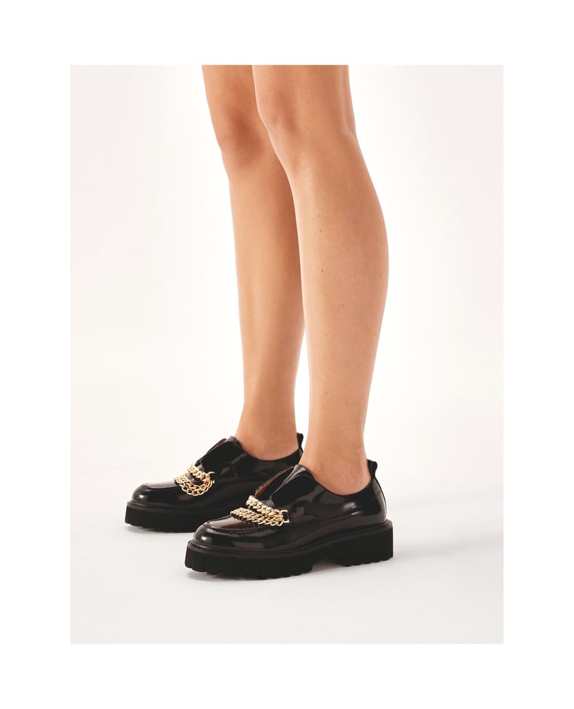 Kazar-Shoes-on-track-sole-decorated-with-chains-čierna
