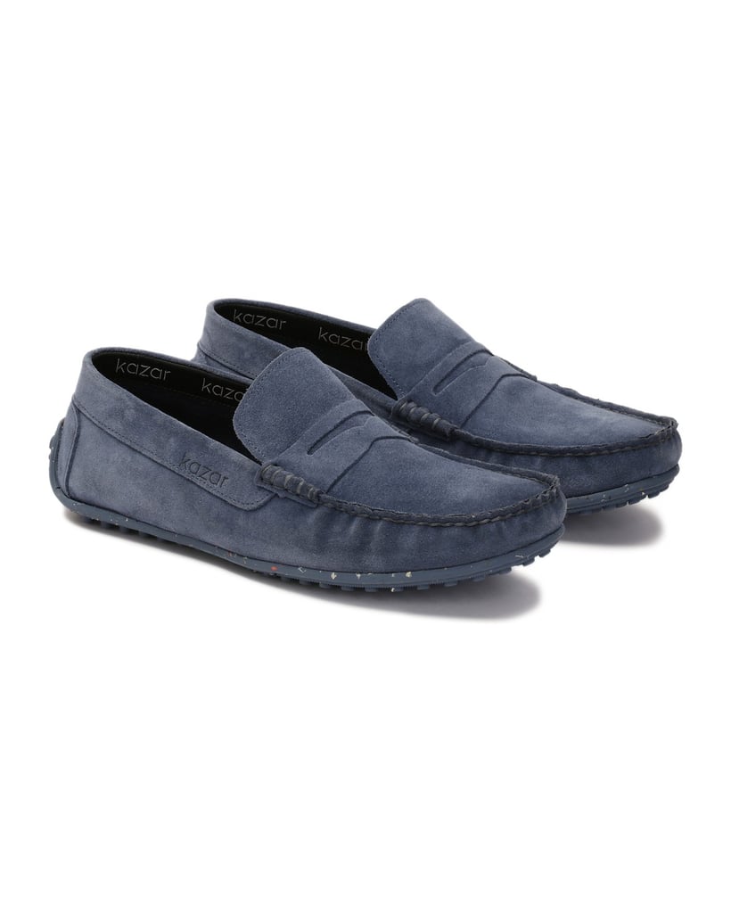 Kazar-Mokassins-aus-blauem-Wildleder-auf-einer-blau