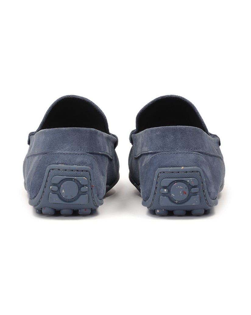 Kazar-Mokassins-aus-blauem-Wildleder-auf-einer-blau