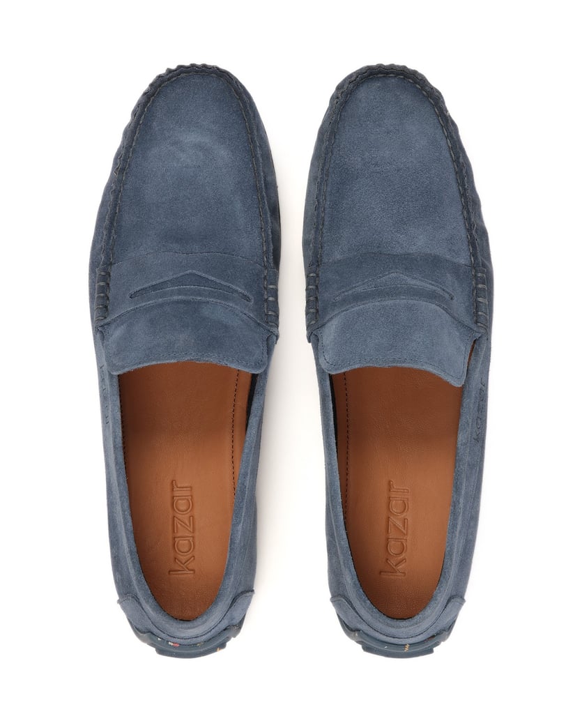 Kazar-Mokassins-aus-blauem-Wildleder-auf-einer-blau