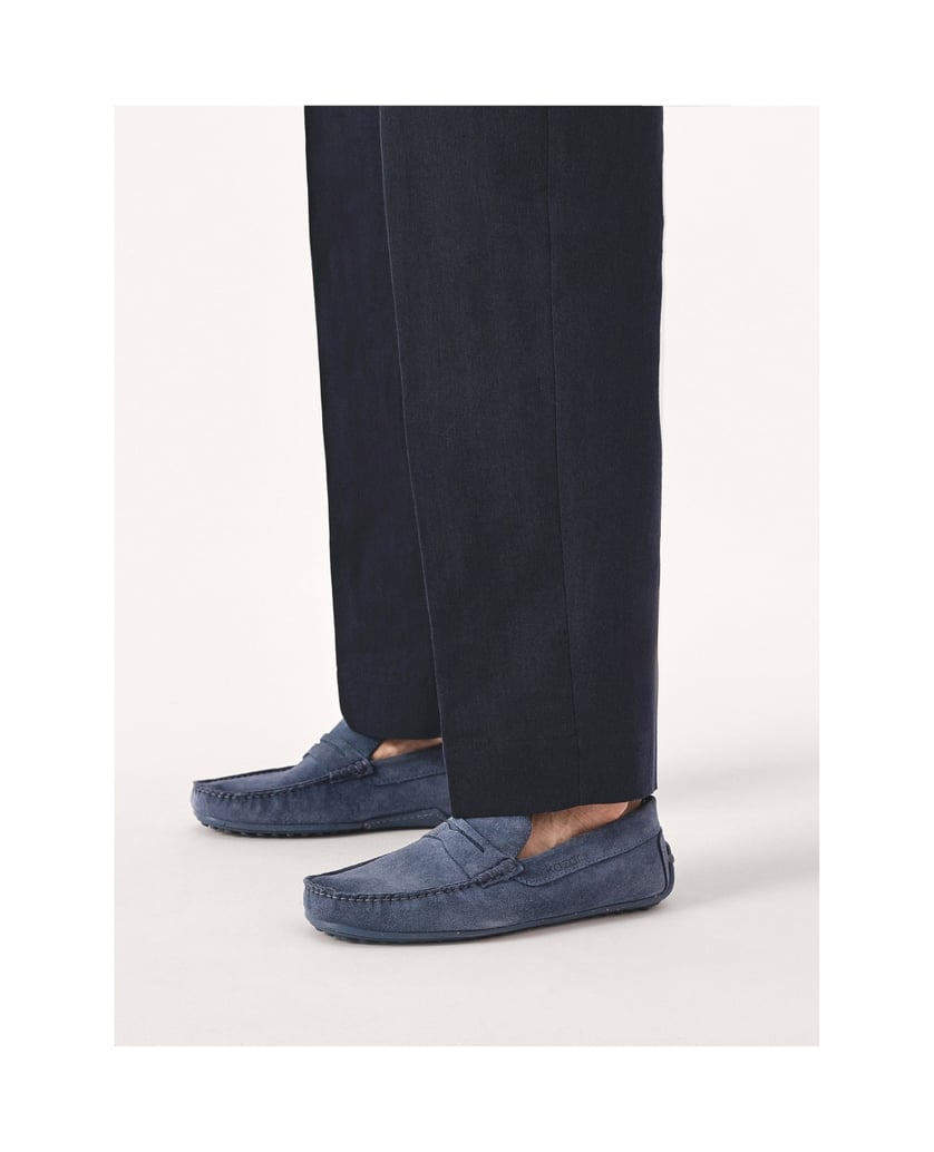 Kazar-Mokassins-aus-blauem-Wildleder-auf-einer-blau