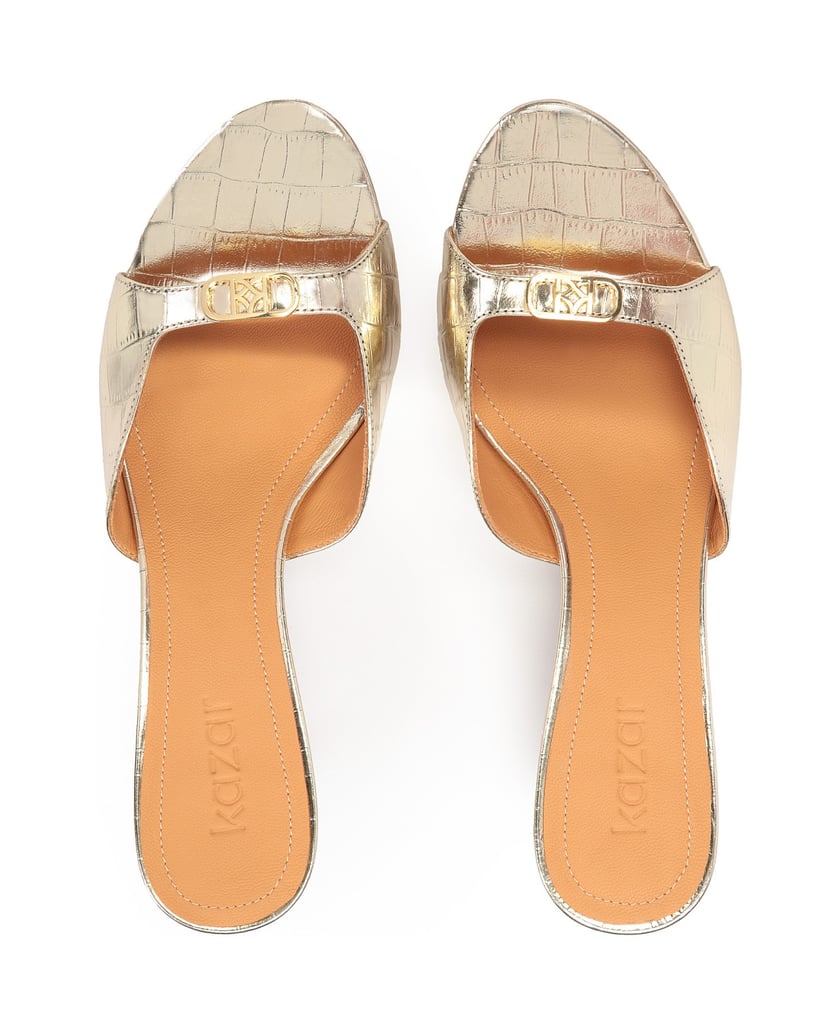 Kazar-Goldglänzende-Pantoletten-mit-Monogramm-gold