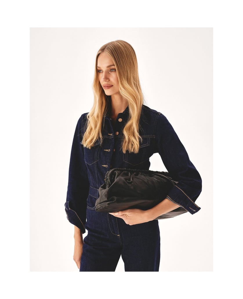 Kazar-Schwarze-Lederhandtasche-mit-Falte-am-Me