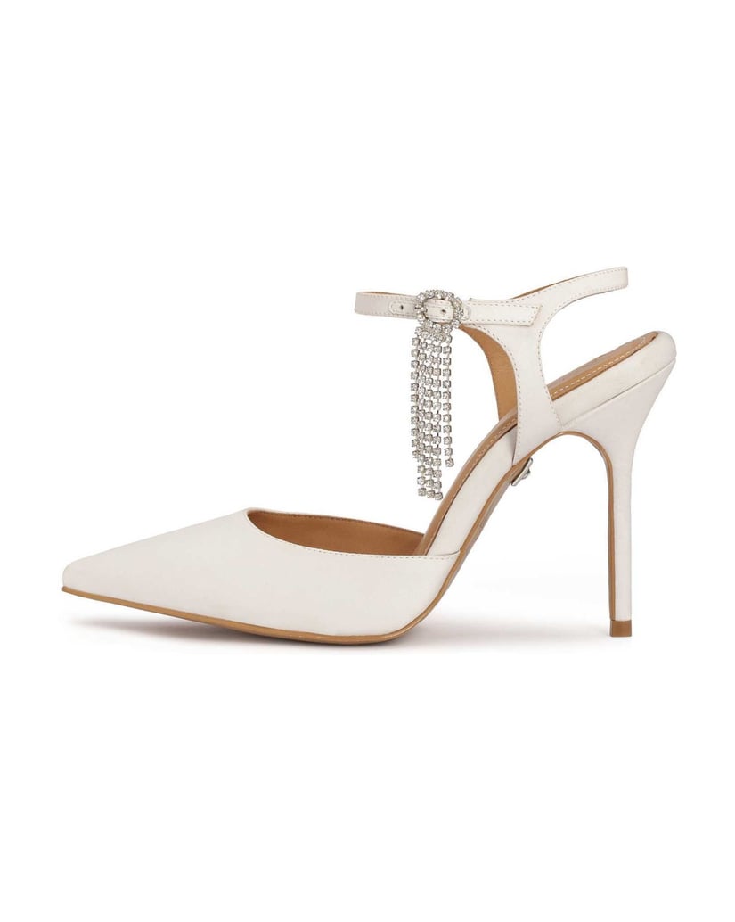 Kazar-Weiße-Hochzeitspumps-mit-einem-Anhänger