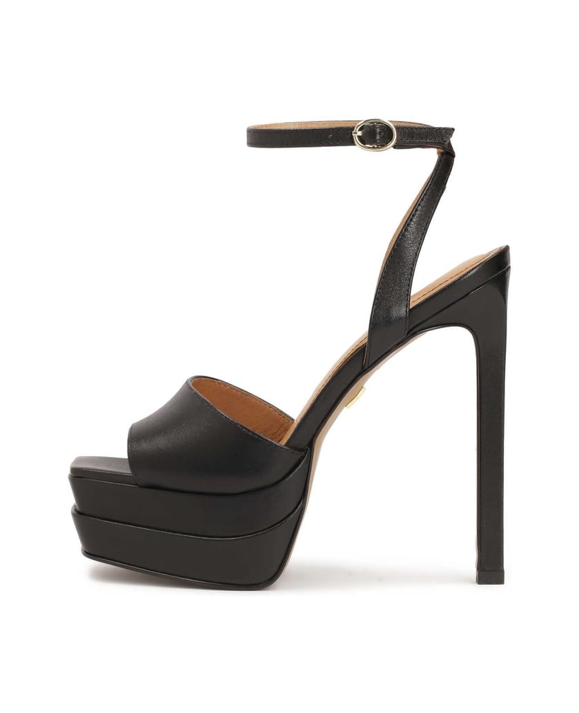 Kazar-Schwarze-Stiletto-Sandalen-auf-einem-Pla