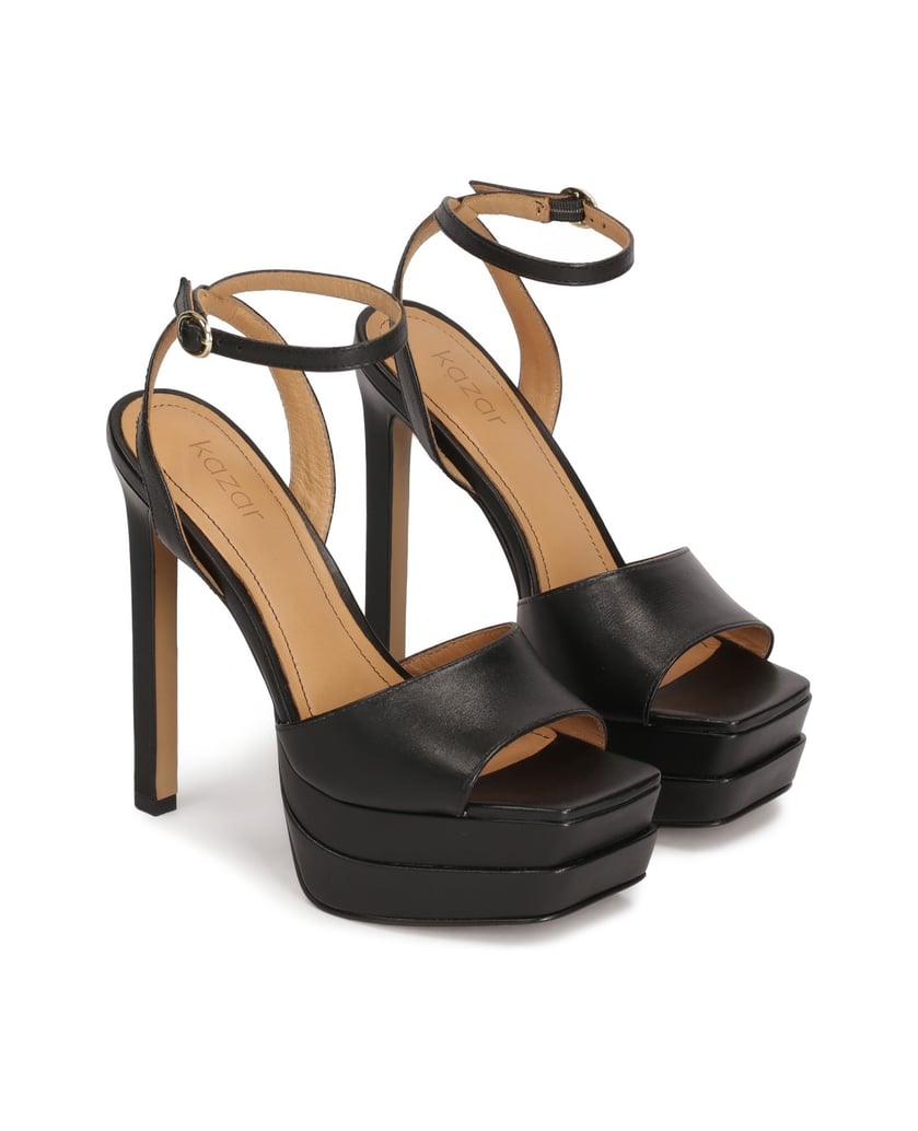 Kazar-Schwarze-Stiletto-Sandalen-auf-einem-Pla