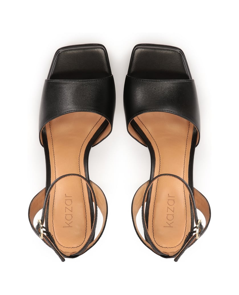 Kazar-Schwarze-Stiletto-Sandalen-auf-einem-Pla