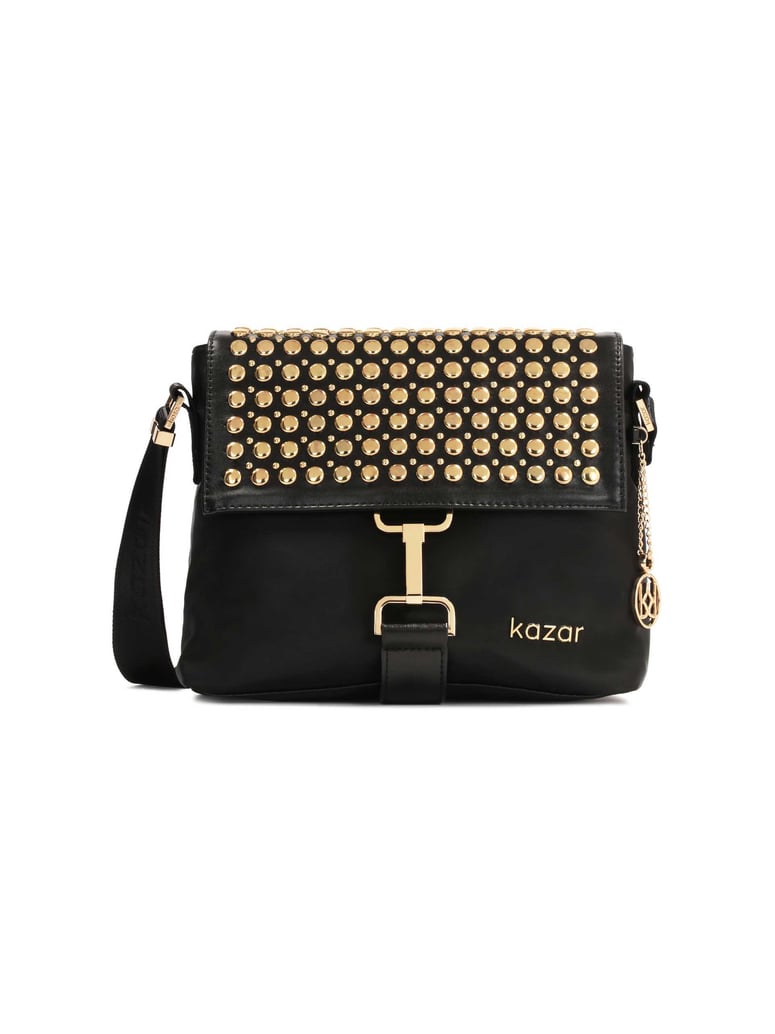 Kazar-Schwarze-Tasche-mit-Metallnieten-auf-der