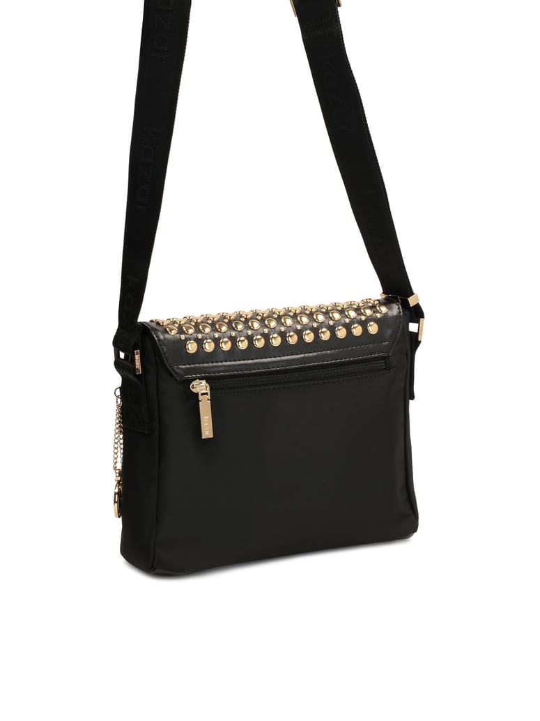 Kazar-Schwarze-Tasche-mit-Metallnieten-auf-der